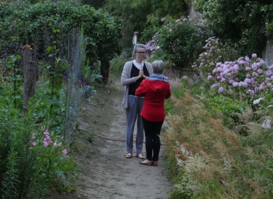 deux personnes namasté image